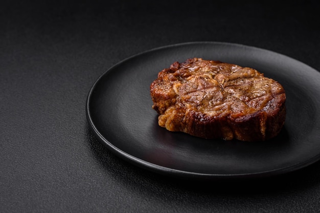 Deliciosa carne suculenta de porco ou bife grelhado com ervas e especiarias salgadas