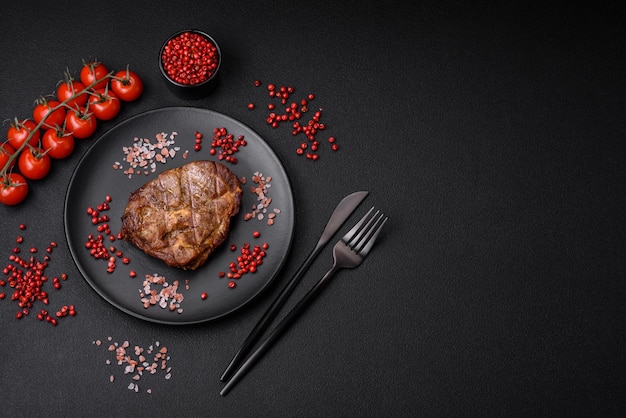 Deliciosa carne suculenta de porco ou bife grelhado com ervas e especiarias salgadas