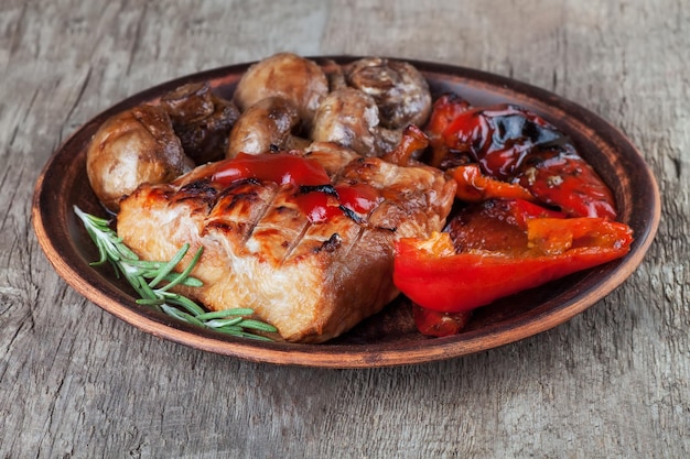 deliciosa carne y verduras cocinadas en la barbacoa