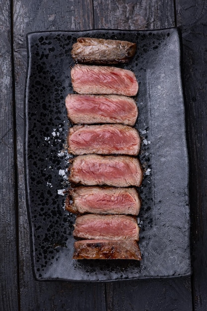 Deliciosa carne veteada sobre un fondo oscuro Cerrar