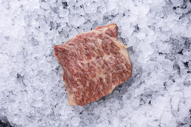 Deliciosa carne veteada sobre un fondo oscuro Cerrar