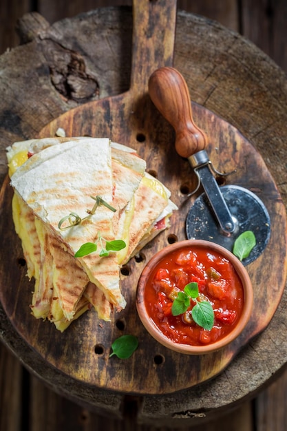 Deliciosa y casera quesadilla de tortilla jamón y queso