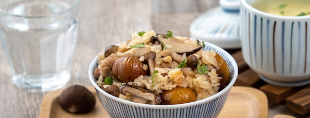 Deliciosa castanha japonesa e frango com arroz misto temperado shimeji, também conhecido como takikomi gohan.