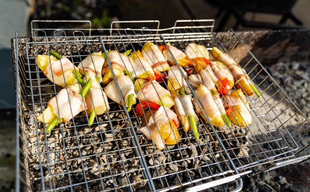 Deliciosa cena gourmet a la parrilla. Comida sabrosa griiling en barbacoa.