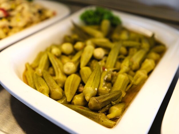 deliciosa cena de okra en el buffet del hotel