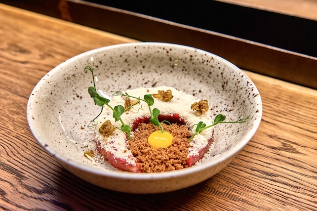 Deliciosa cena en restaurante en una mesa de madera