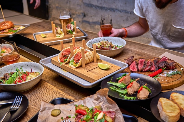 Deliciosa cena en restaurante en una mesa de madera