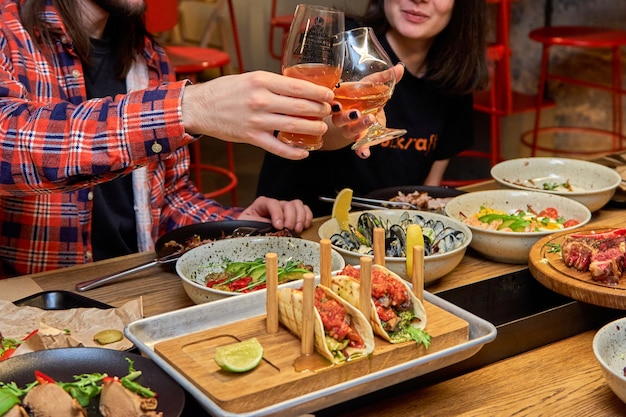 Deliciosa cena en restaurante en una mesa de madera