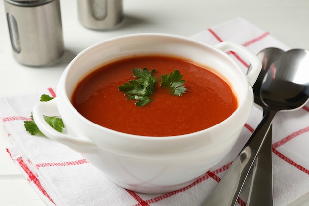 deliciosa cena con sopa de tomate en madera