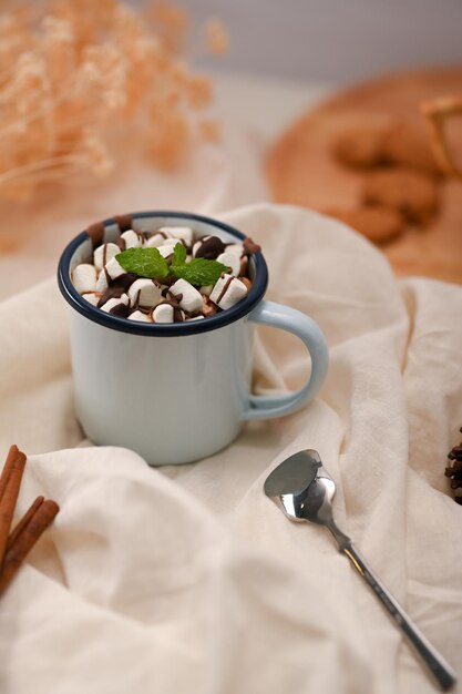 Deliciosa cobertura de chocolate caliente con diminutos malvaviscos y menta en una taza de cerámica blanca Café bebidas