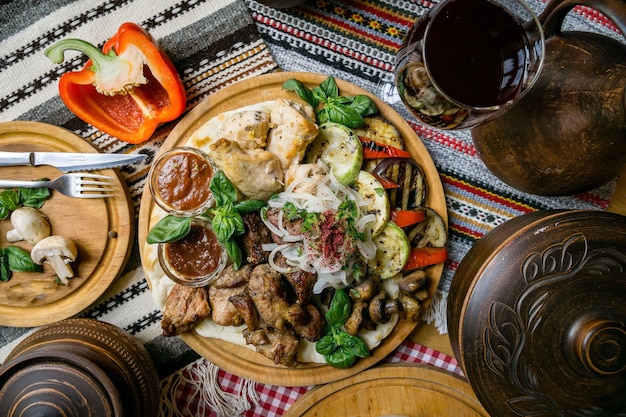 Foto deliciosa cocina europea y eslava en la gran mesa esperando a los invitados. mesa con comida y vista superior.