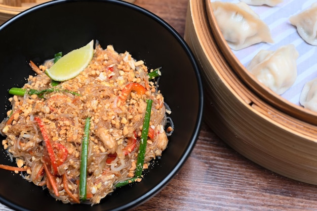 Deliciosa comida asiática wok com macarrão em fundo de madeira Foco seletivo Conceito de comida asiática
