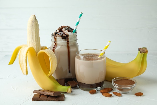 deliciosa comida con batido de chocolate y plátano