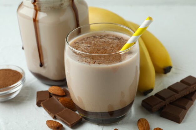 deliciosa comida con batido de chocolate y plátano