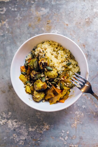 Deliciosa comida de bulgur en un bol