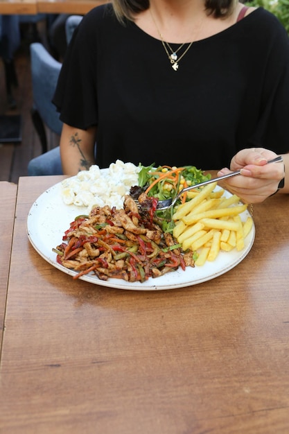 Deliciosa comida de carne en la mesa