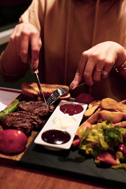 Deliciosa comida de carne en la mesa