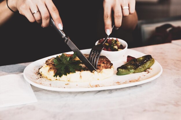 Deliciosa comida de carne en la mesa