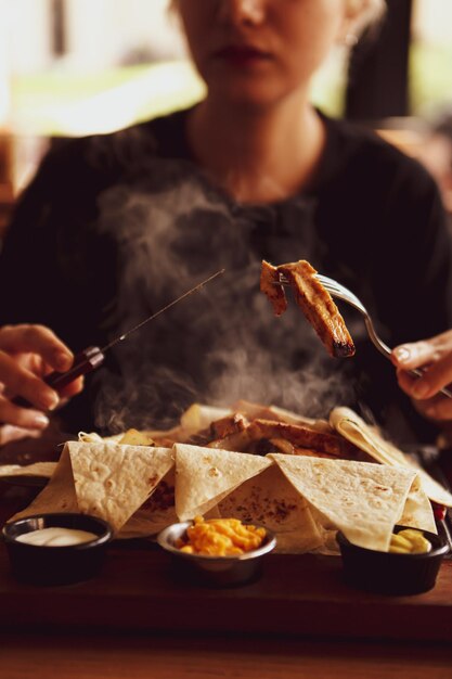 Deliciosa comida de carne en la mesa