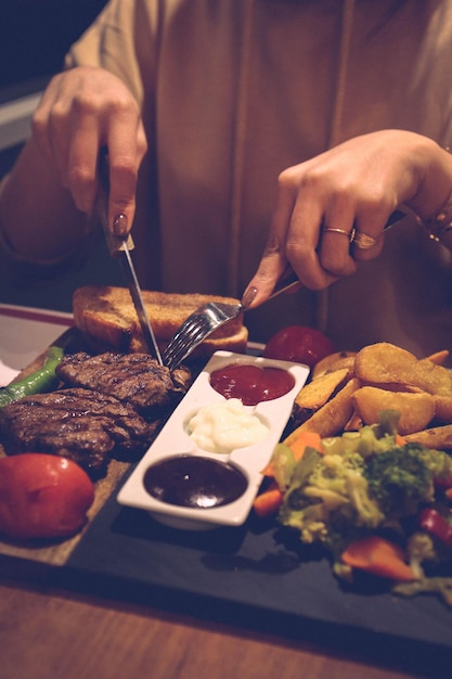 Deliciosa comida de carne en la mesa