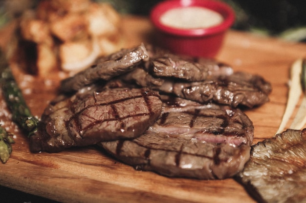 Deliciosa comida de carne en la mesa