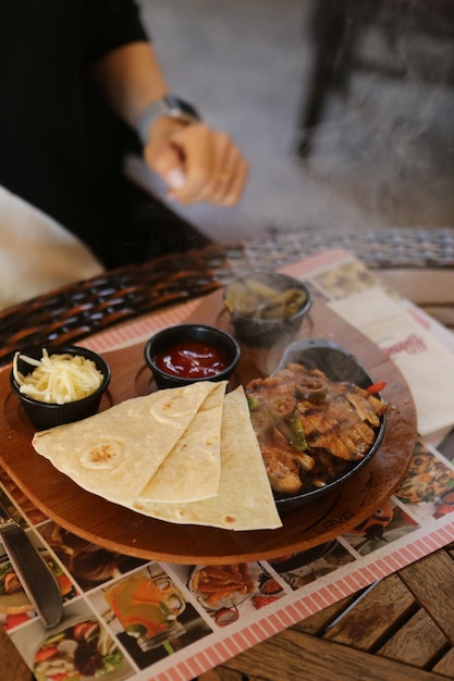 Deliciosa comida de carne en la mesa