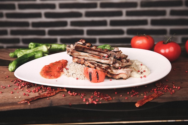 Deliciosa comida de carne en la mesa