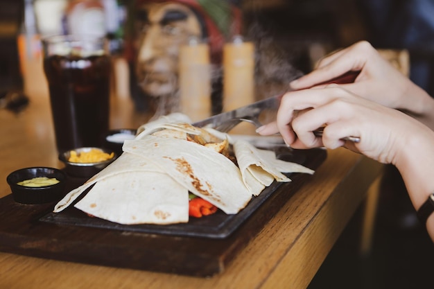 Deliciosa comida de carne en la mesa