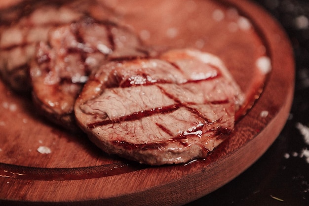 Deliciosa comida de carne en la mesa