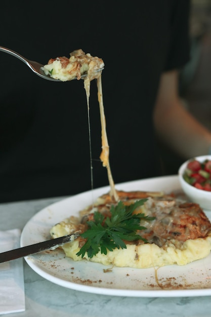 Deliciosa comida de carne en la mesa