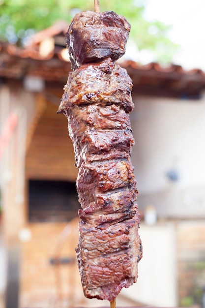 Deliciosa comida de churrasco no espeto de carne