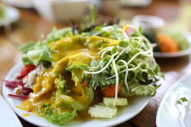 Deliciosa comida de rua tailandesa, salada de mamão verde, sapo frito e salada mista picante tailandesa