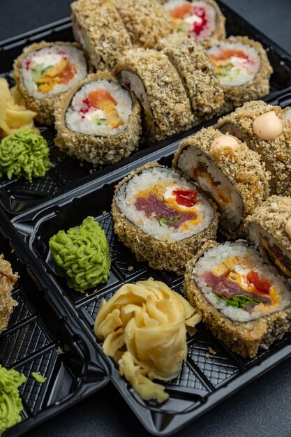 deliciosa comida japonesa del chef sobre fondo negro Entrega