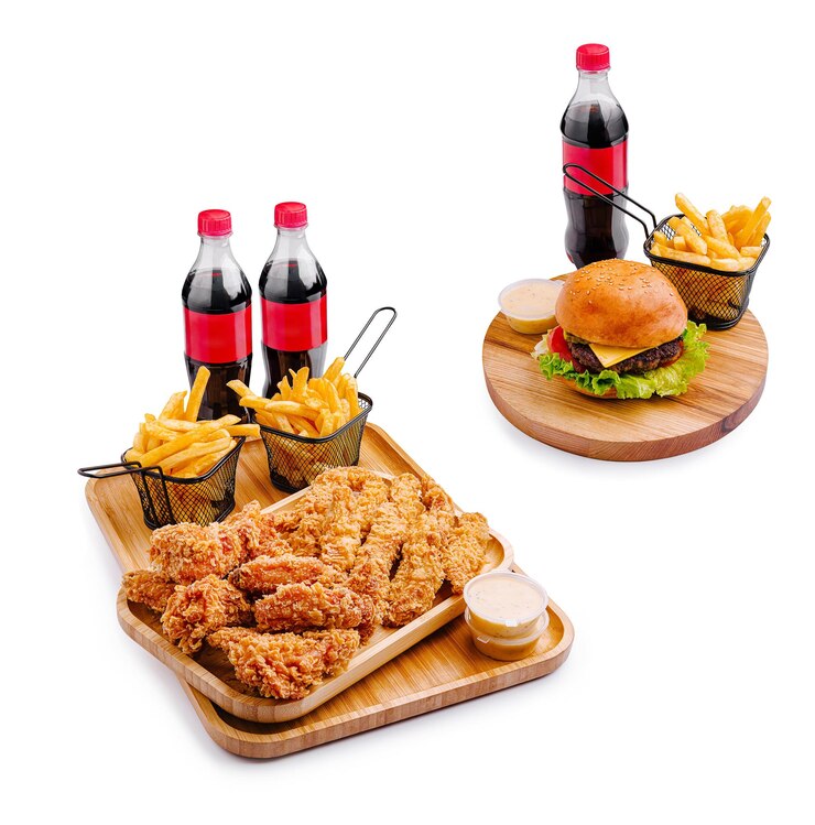 Deliciosa comida de pollo frito y hamburguesa con bebidas y papas fritas