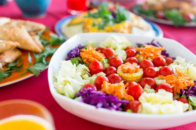 Foto deliciosa comida preparada y decorada