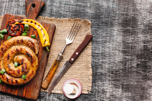 Deliciosa comida con salchicha a la parrilla en espiral y sabrosa verdura.