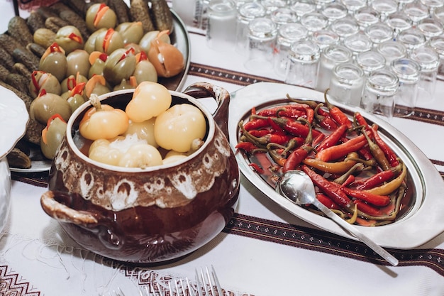 Deliciosa comida saudável no local da recepção do casamento tomates recheados picles e pimentas em vegetais tradicionais de recepção no conceito de jantar de festa