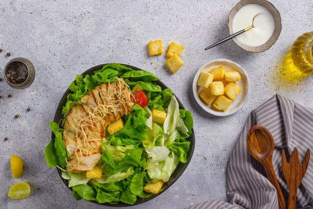 deliciosa comida sobre fondo gris