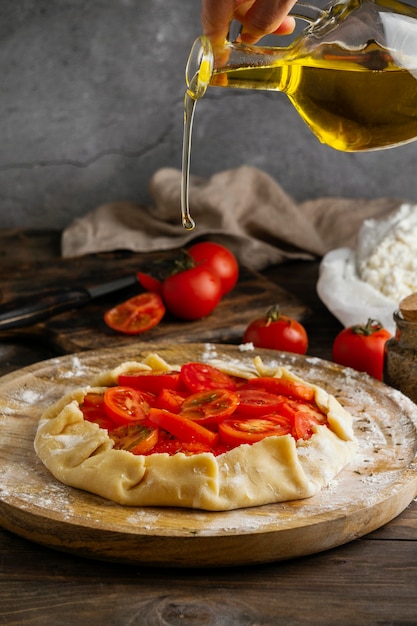 Foto deliciosa comida con surtido de tomates.