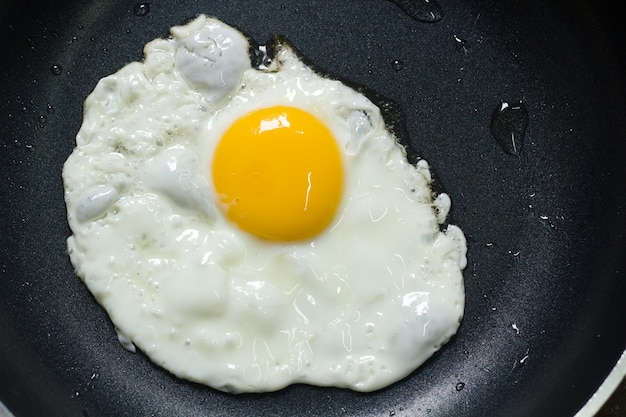 Deliciosa comida tradicional da Tailândia, omelete quente na panela.