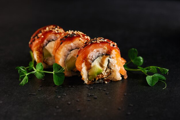 Deliciosa comida tradicional japonesa con rollos de sushi