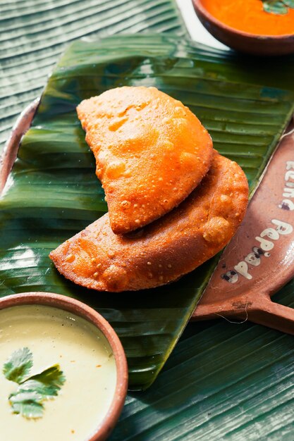 Deliciosa comida tradicional sudamericana, empanadas rellenas en un plato. Cena.