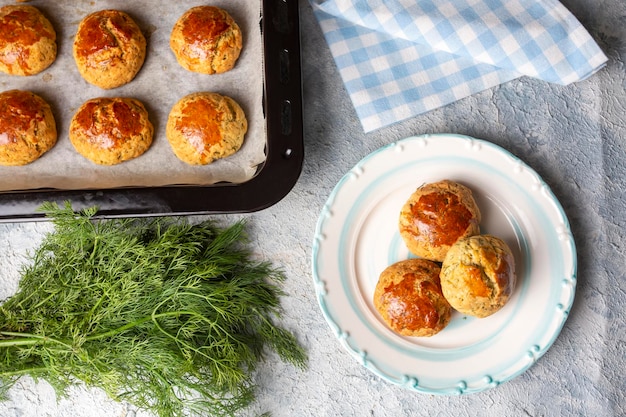 Deliciosa comida turca; pastel de queijo de endro, nome turco; dere otlu peynirli pogaca