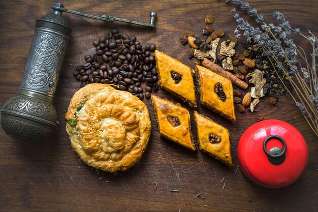 Deliciosa comida turca tradicional baklava con miel y nueces