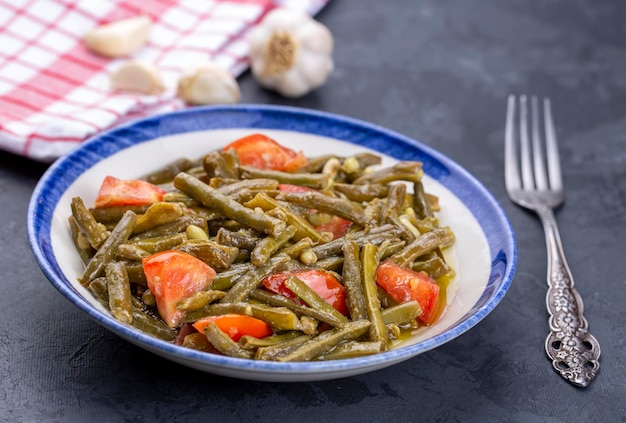 Deliciosa comida turca tradicional; ensalada de guisantes de ojos negros (nombre turco; borulce salatasi)