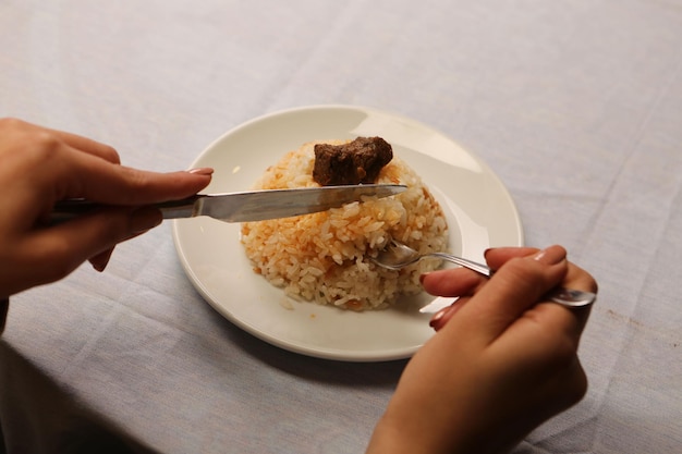 Deliciosa comida turca tradicional estilo turco arroz pilaf pirinc pilavi