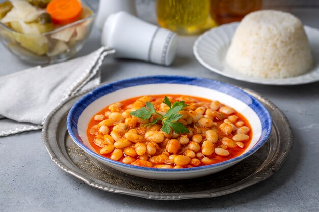 Deliciosa comida turca tradicional; frijol seco nombre turco; kuru fasulye yemegi