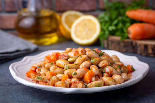 Deliciosa comida turca tradicional; Frijoles con aceite de oliva, estofado de frijoles rojos, nombre turco; Pilaki de Barbunya