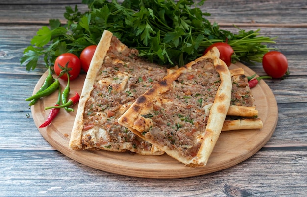 Deliciosa comida turca tradicional, pide con carne picada (nombre turco; kiymali pide)