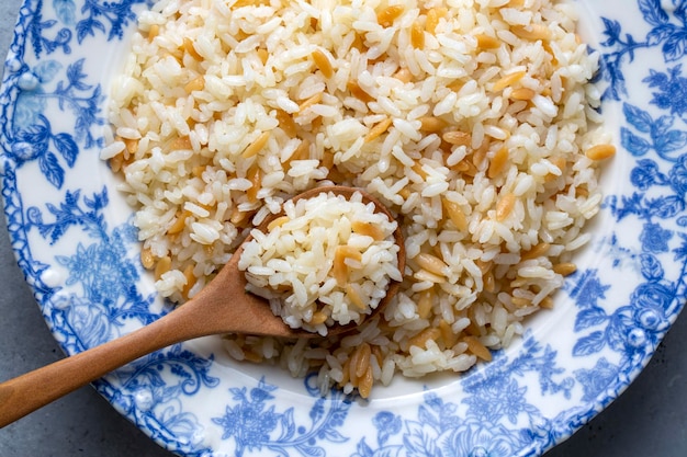 Deliciosa comida turca tradicional; Pilaf de arroz al estilo turco (nombre turco; Arpa sehriyeli pirinc pilavi)